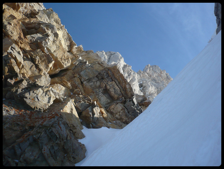 L'étroitue bien raide de sortie. On devine les contreforts de la Pointe du Midi