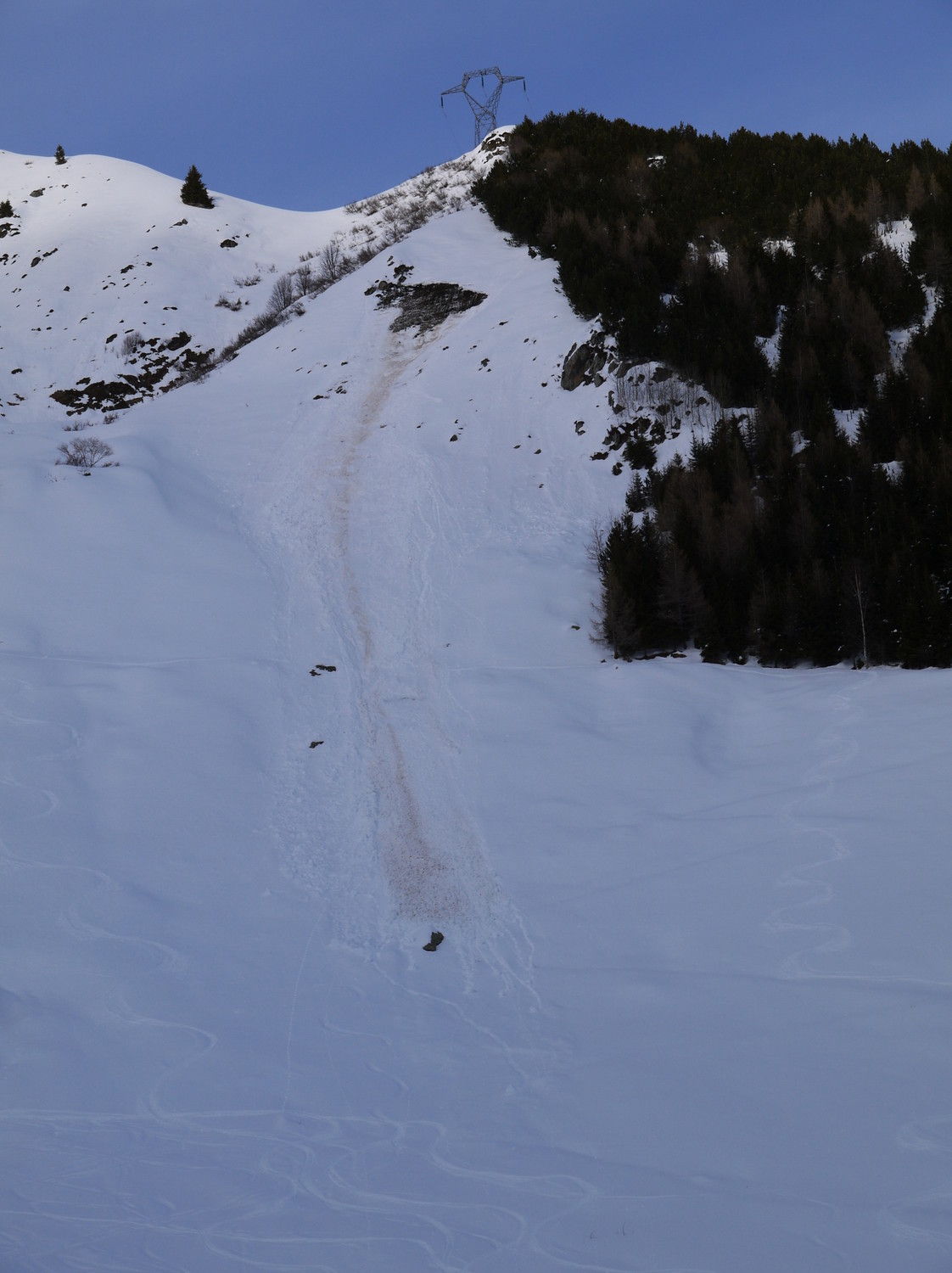 Coulée au bas de la combe, dans une pente chaude et raide