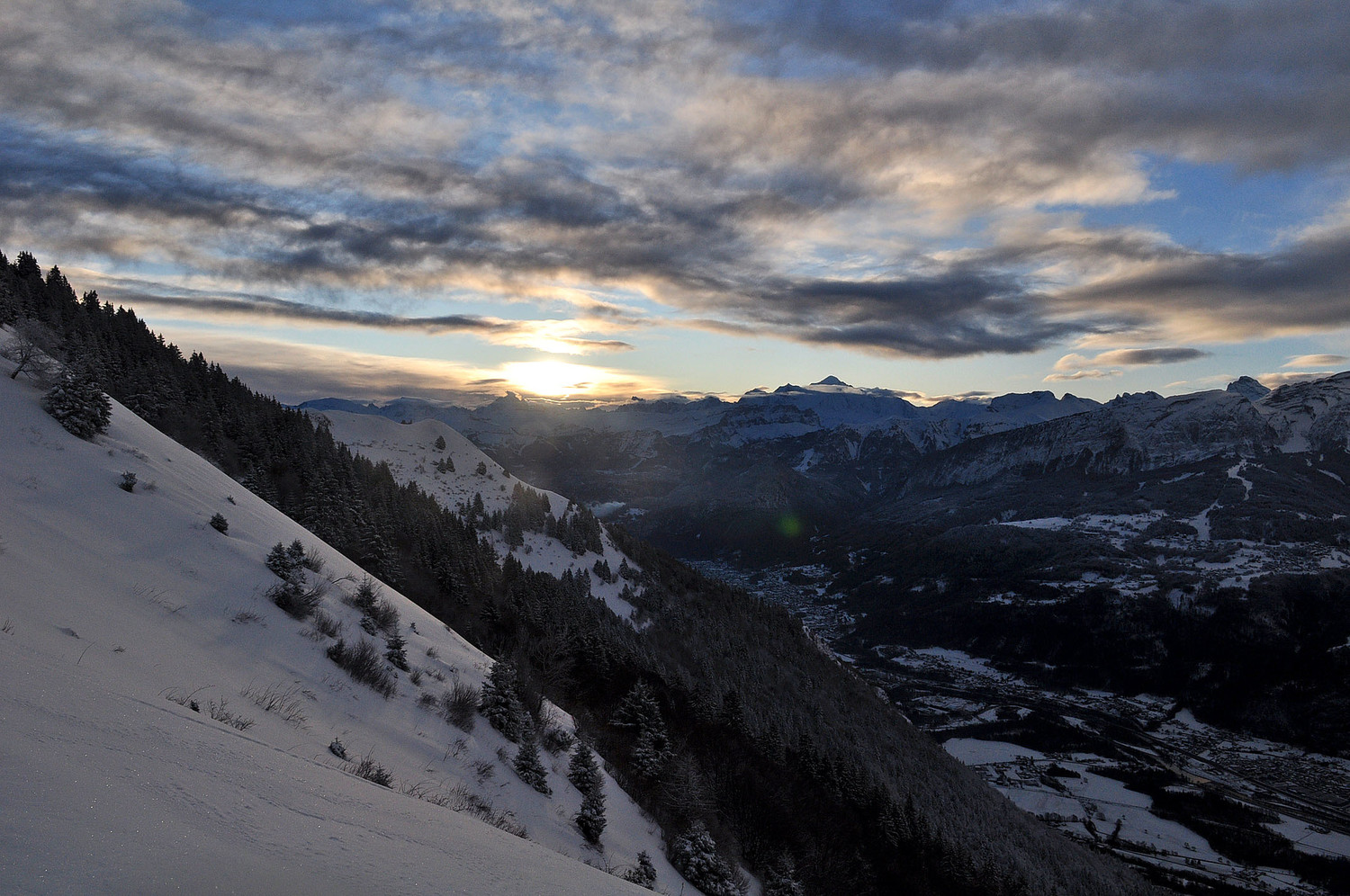 Soleil qui pointe au-dessus dumassif du m-b ; trop beau !