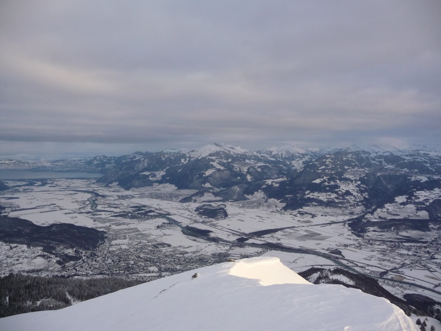 Les rayons du soleil lèchent la crête sommitale