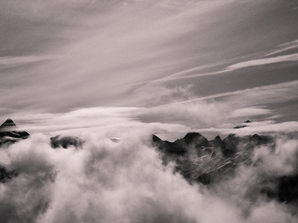 Nuages de foehn sur la crête principale des Alpes...