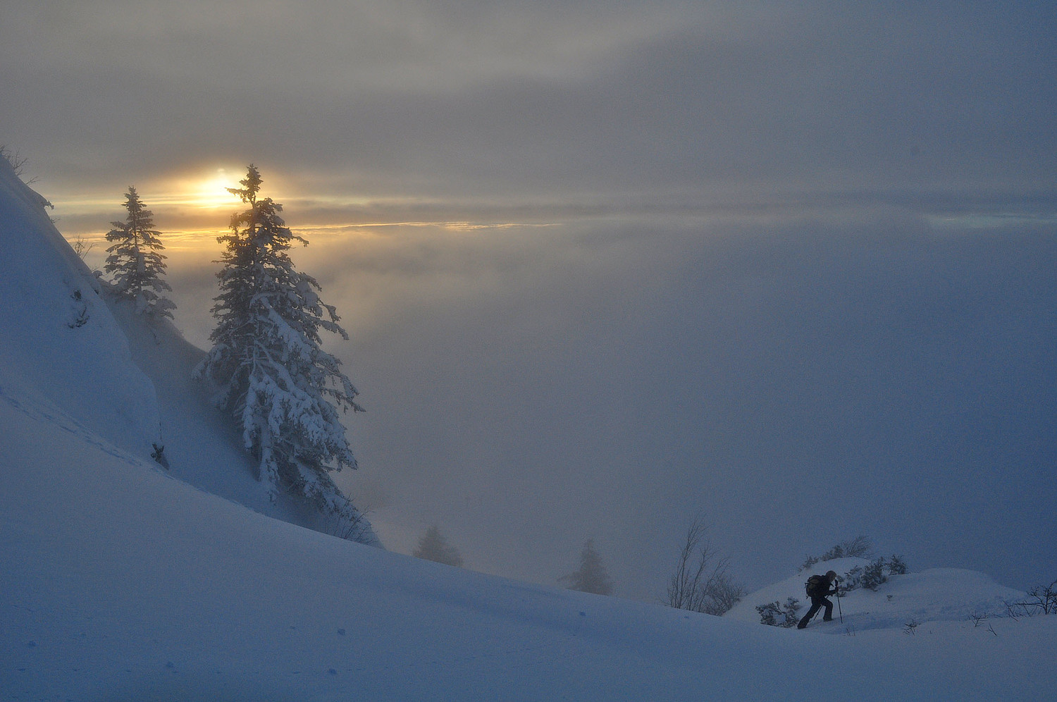 Arrivée sur les crêtes avec le soleil qui se pointe ...