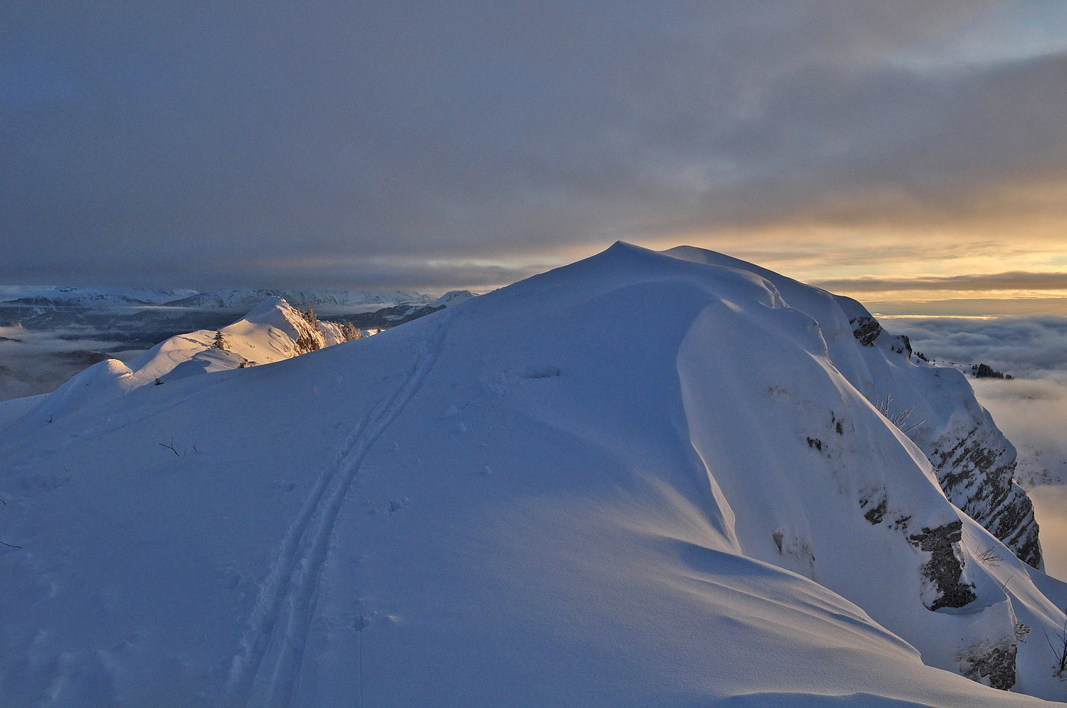 Sommet d'Hirmentaz au soleil couché