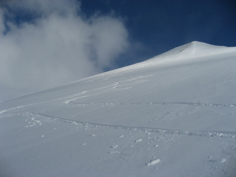 Fin de la première pente sous l'arête, attention aux plaques...