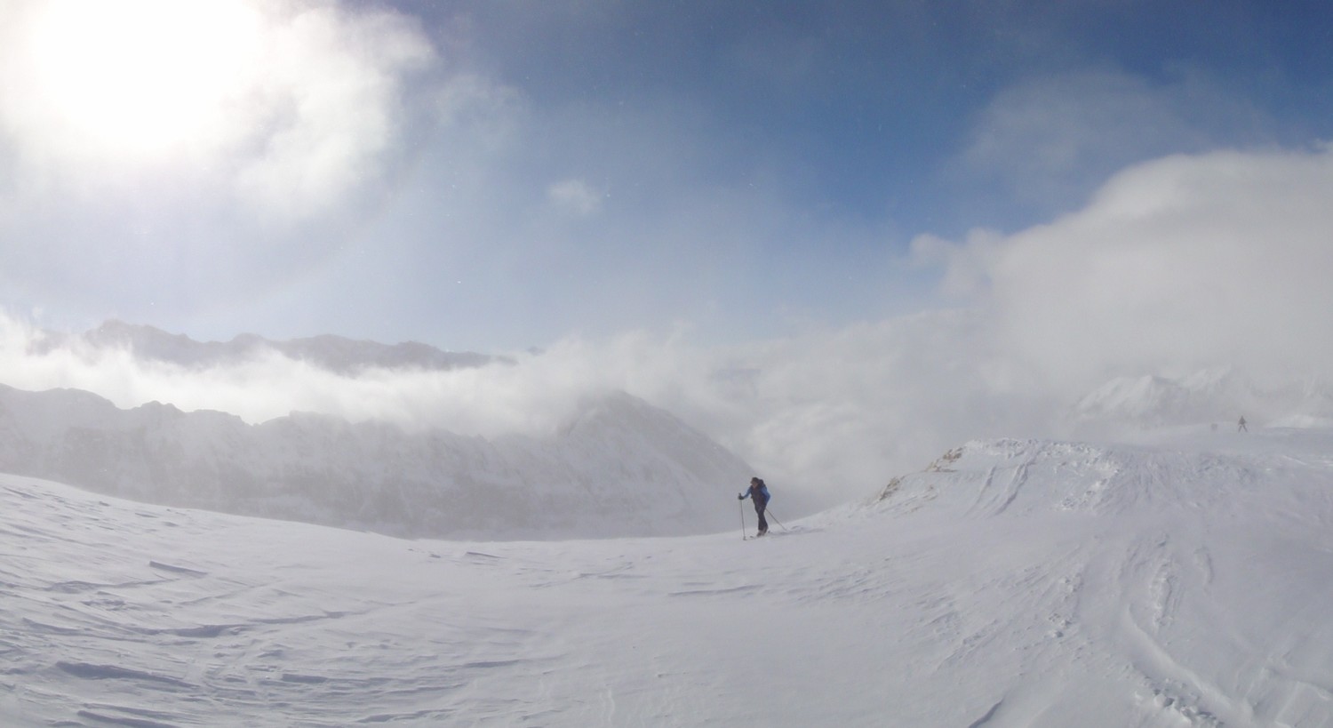 Soleil voilé sur l'arête sommitale de Bossetan