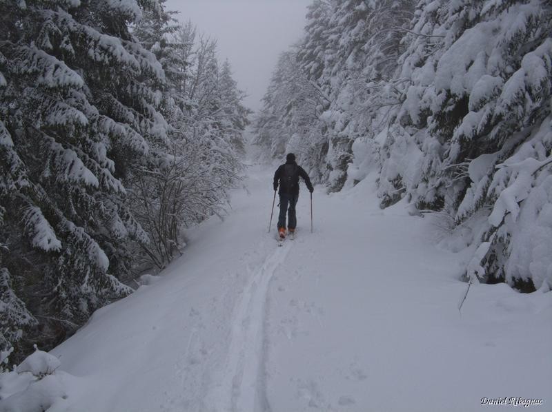 La route bien enneigée entre le Pt1203 et Pt1250 pour rejoindre après la crête