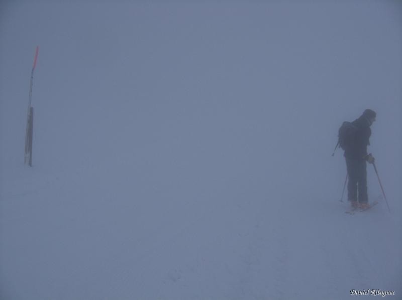 Descente dans une forte brume, on n'y voit rien, tiens un piquet de la piste !