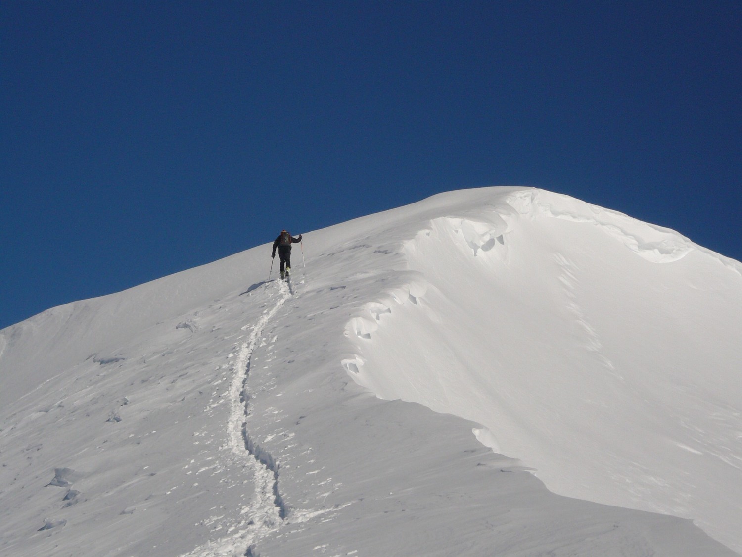 baghi approche du sommet.