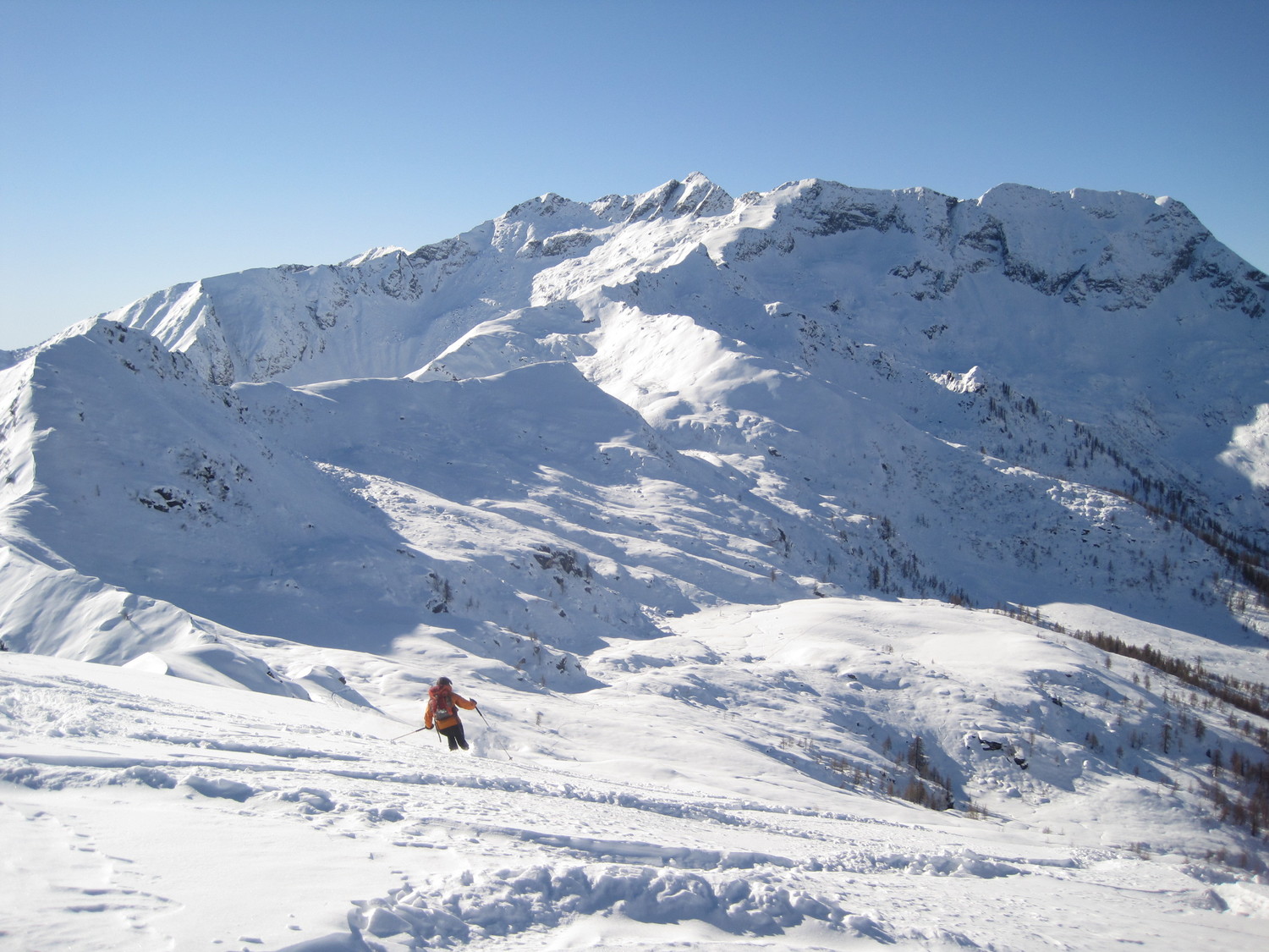 Discesa verso l'Alpe Sorbella con la Punta Scalaccia in ombra
