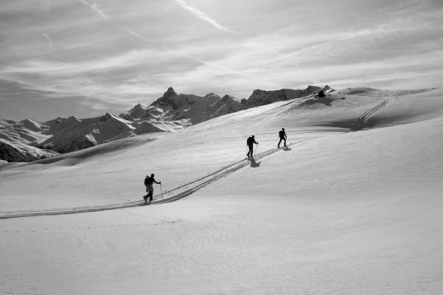 3 skieurs devant le Rochebrune