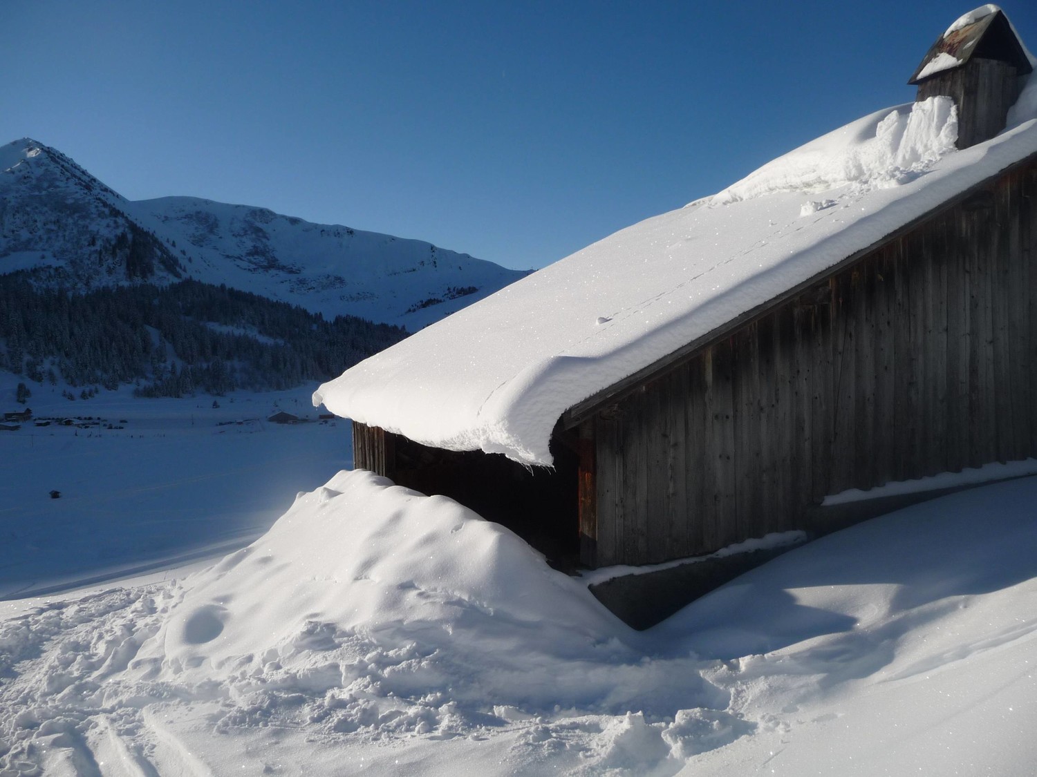Chalet juste après le départ, Sommand "dort" encore