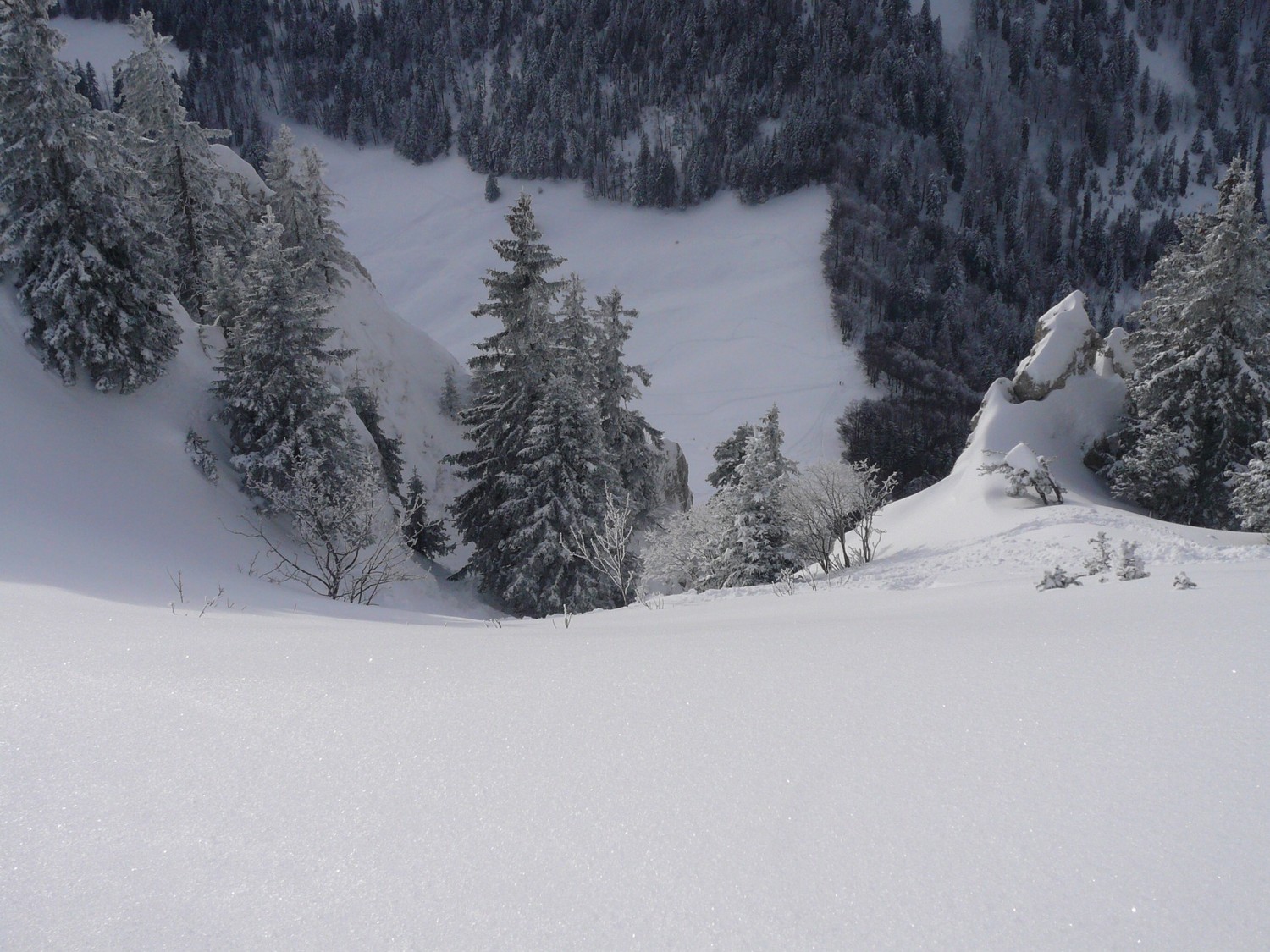 Cône d'entrée de la cheminée du petit Som; en bas, le col de la Ruchère.