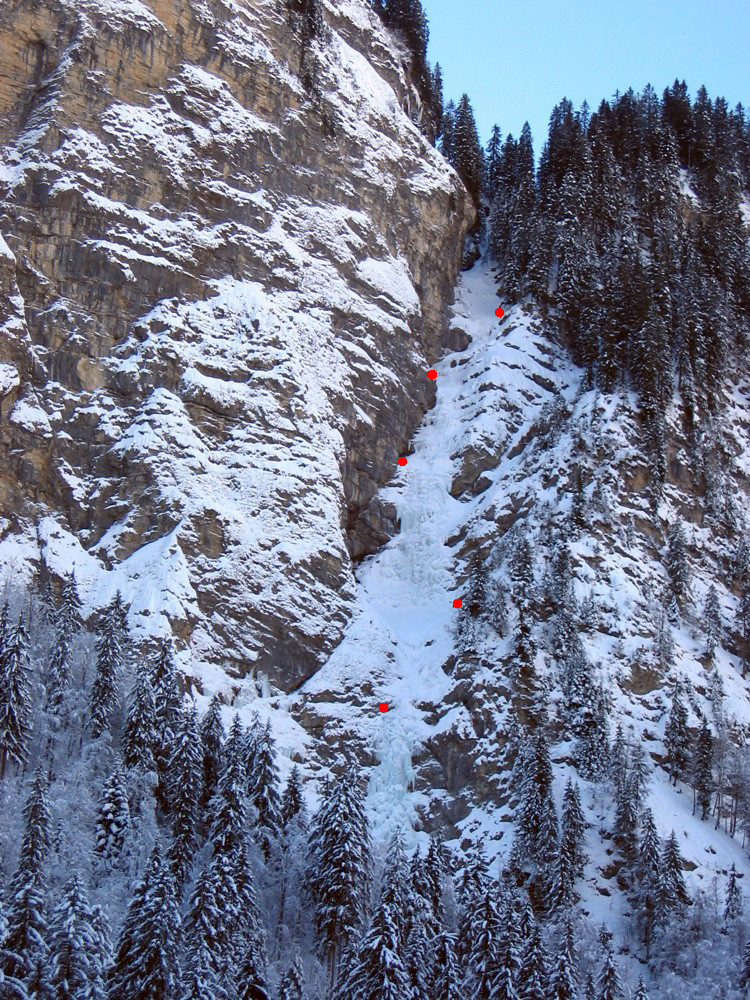Montriond - Nant de la Lapiaz : vue d'ensemble avec les relais spités
