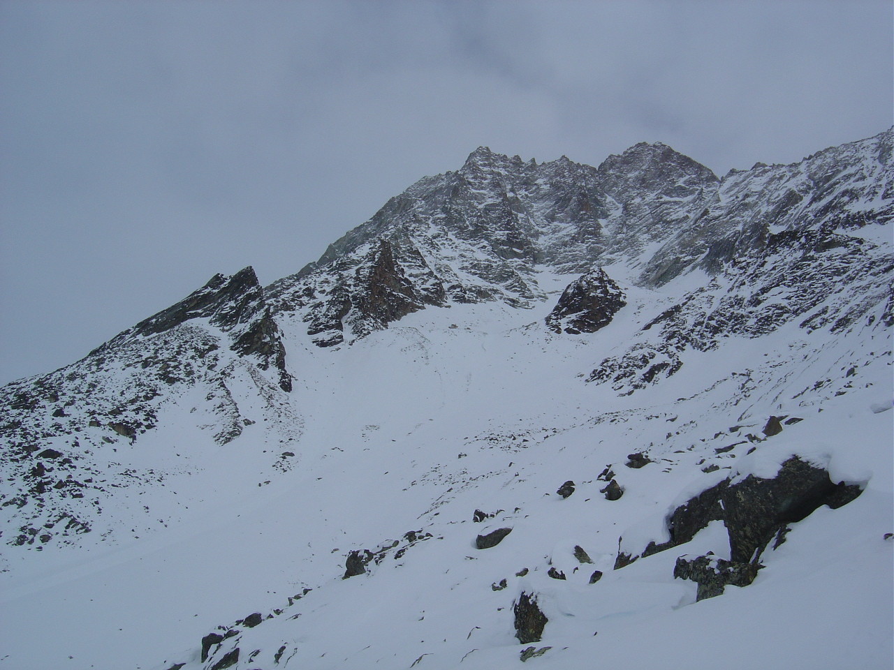 Les pentes SW sous la Dent de Perroc, la brèche est sur la gauche