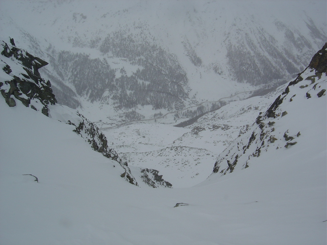 Le départ du couloir NW. En bas Satarma