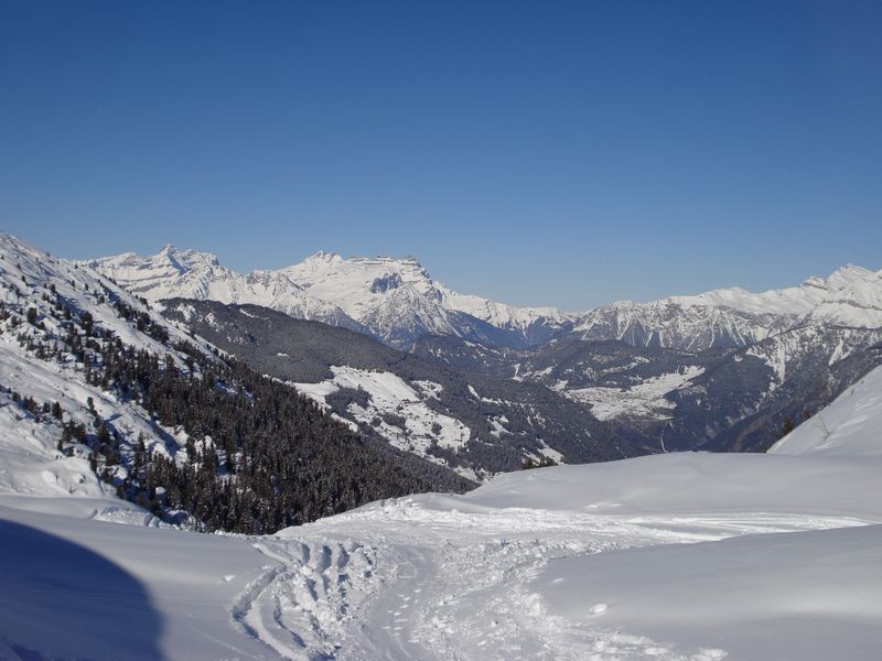Dents du Midi au loin