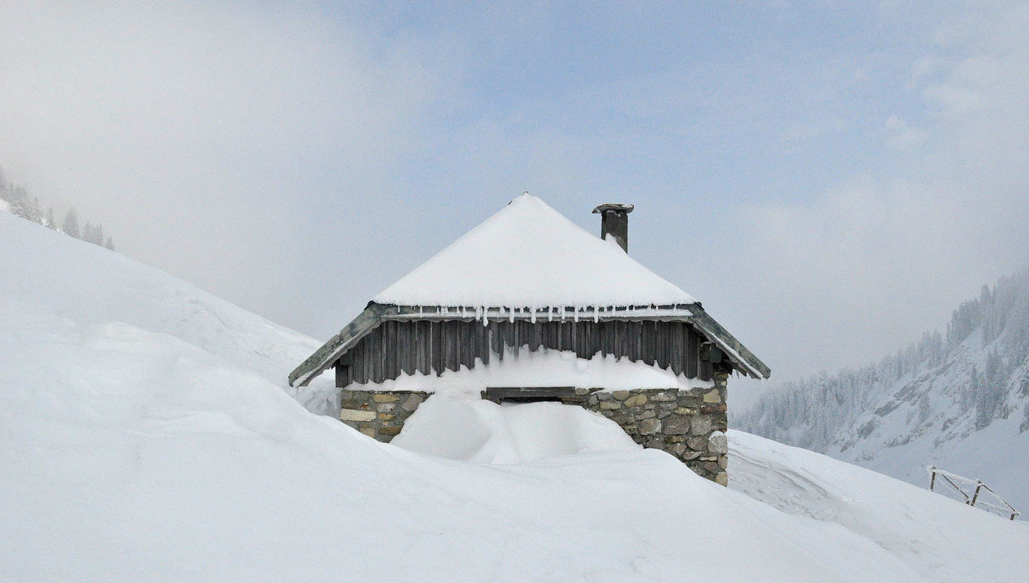 Chalet du Col de Plan Champ sous la face E du Mont Ouzon ....