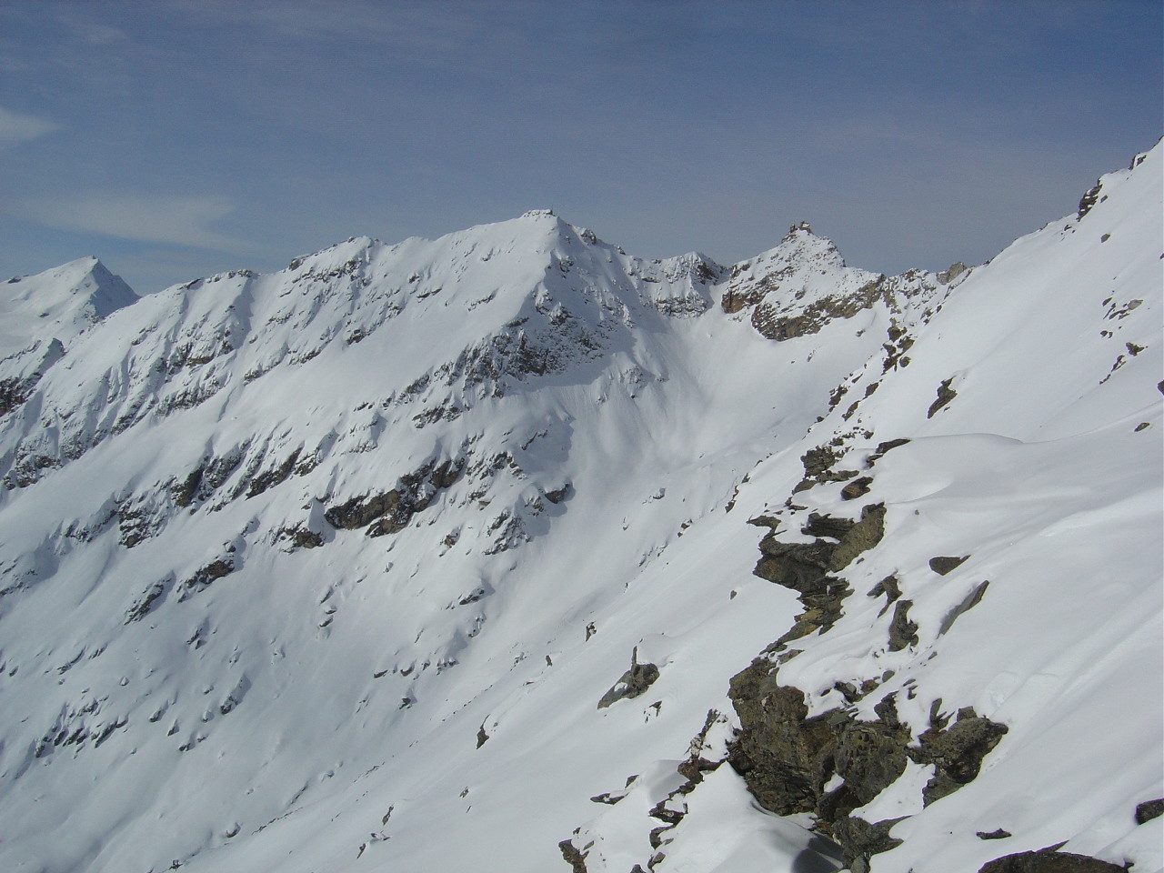 Au haut du versant S de la Roussette, vue sur le col de la Cassorte donnant accès au col des Ignes