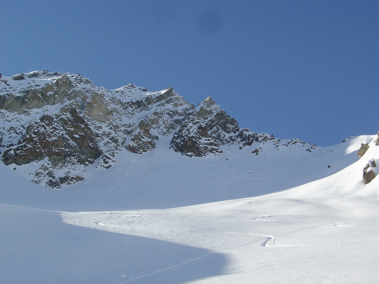 Le couloir NE perdu dans les rochers de la Roussette