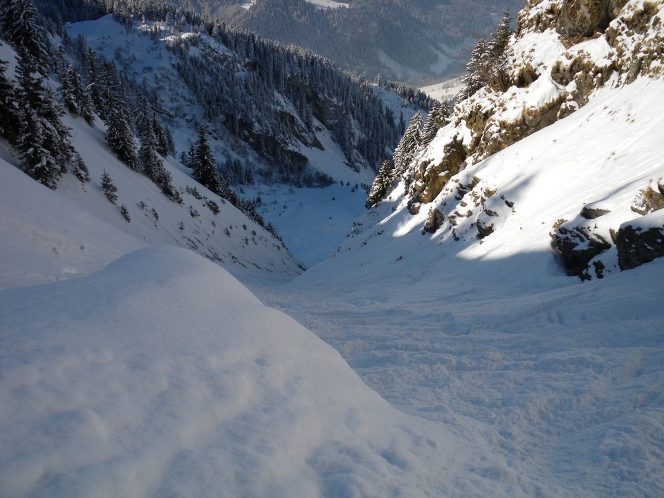 En bas du couloir, celui-ci est plus étroit