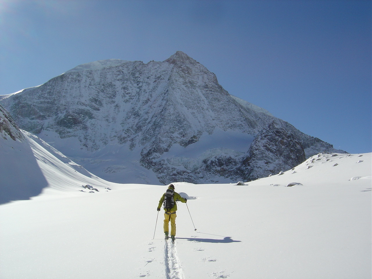 Après le Pas de Chèvre, tout est vierge... Au fond le Mont Blanc de Cheilon