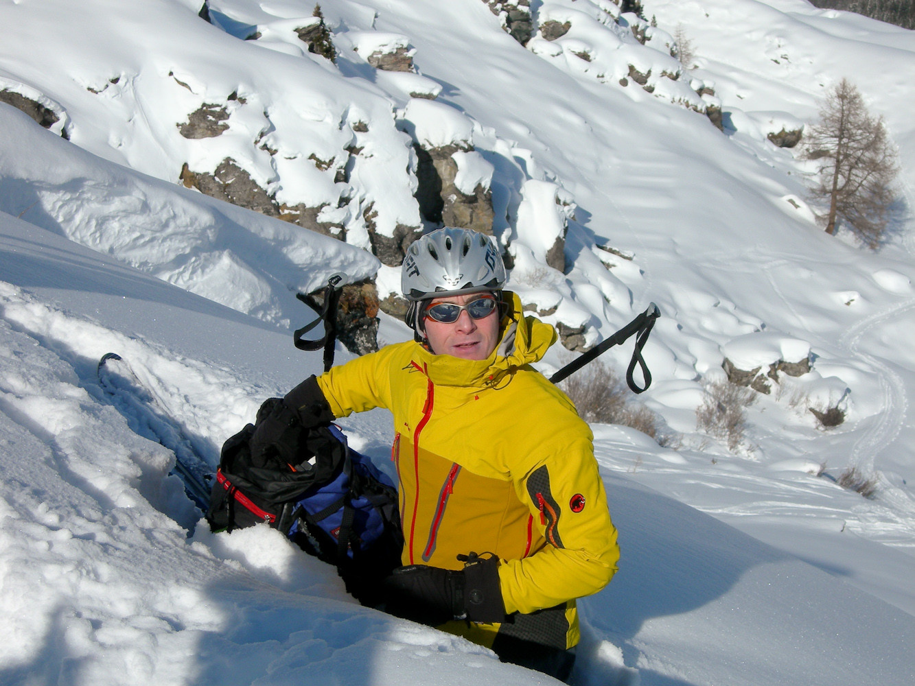 Fernand, "attablé" à sa cabane...