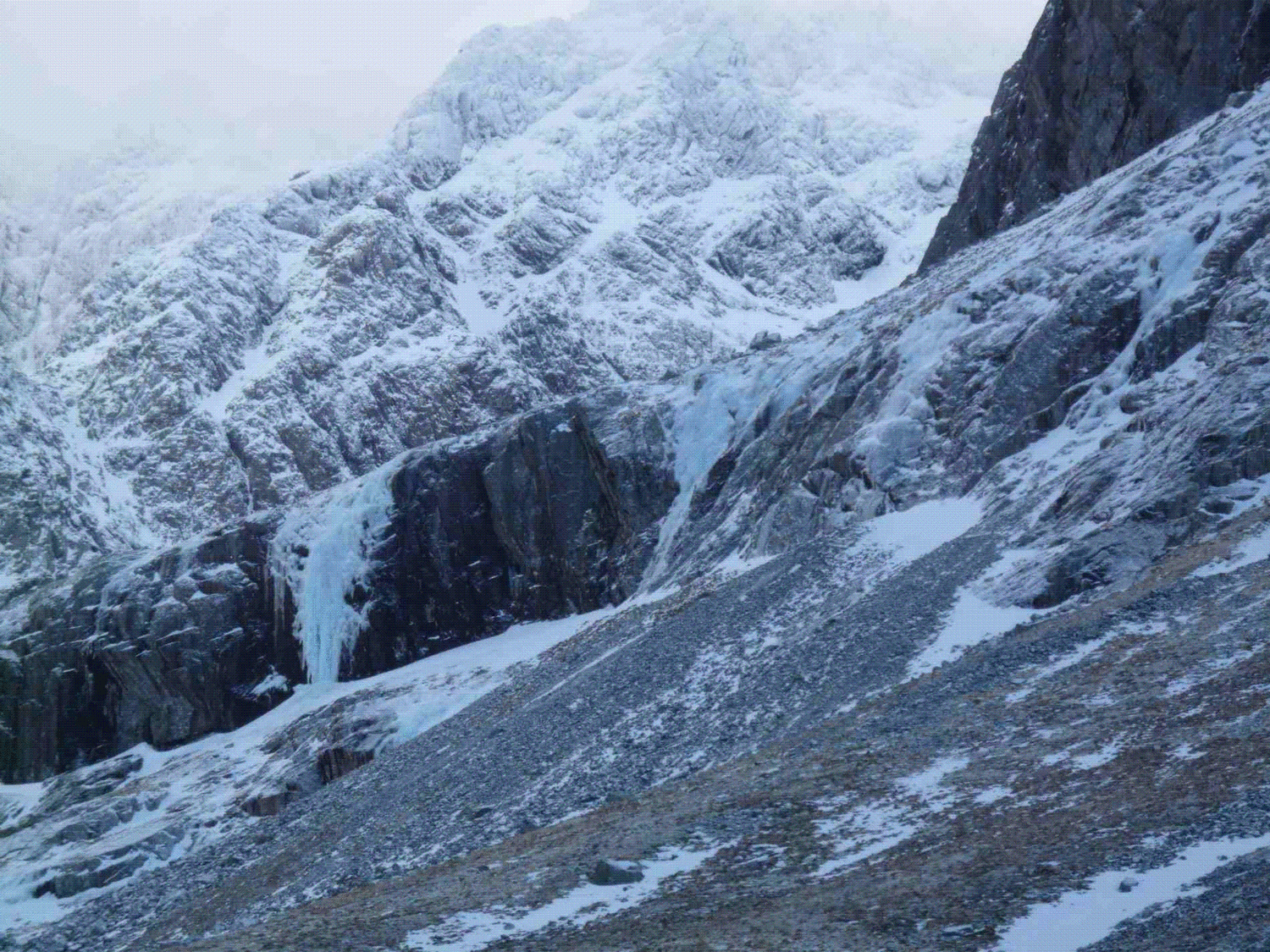 Carn Dearg Cascade (à gauche)