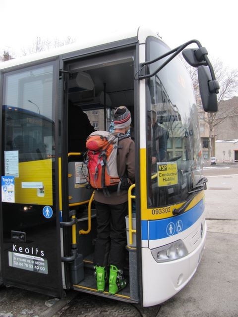 Loïc prend le bus. À l'aller, le chauffeur a zappé que nous portions des chaussures de ski, contrairement au retour...