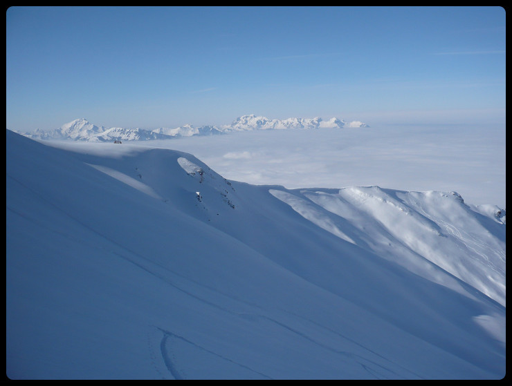 Sur notre droite, un point de vue exceptionnel pour ce petit groupe sur le mont de Grange et les Cornettes notamment