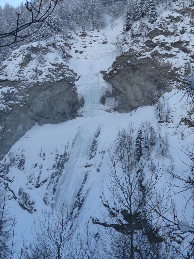 Une cascade vierge en montant à Méollion?