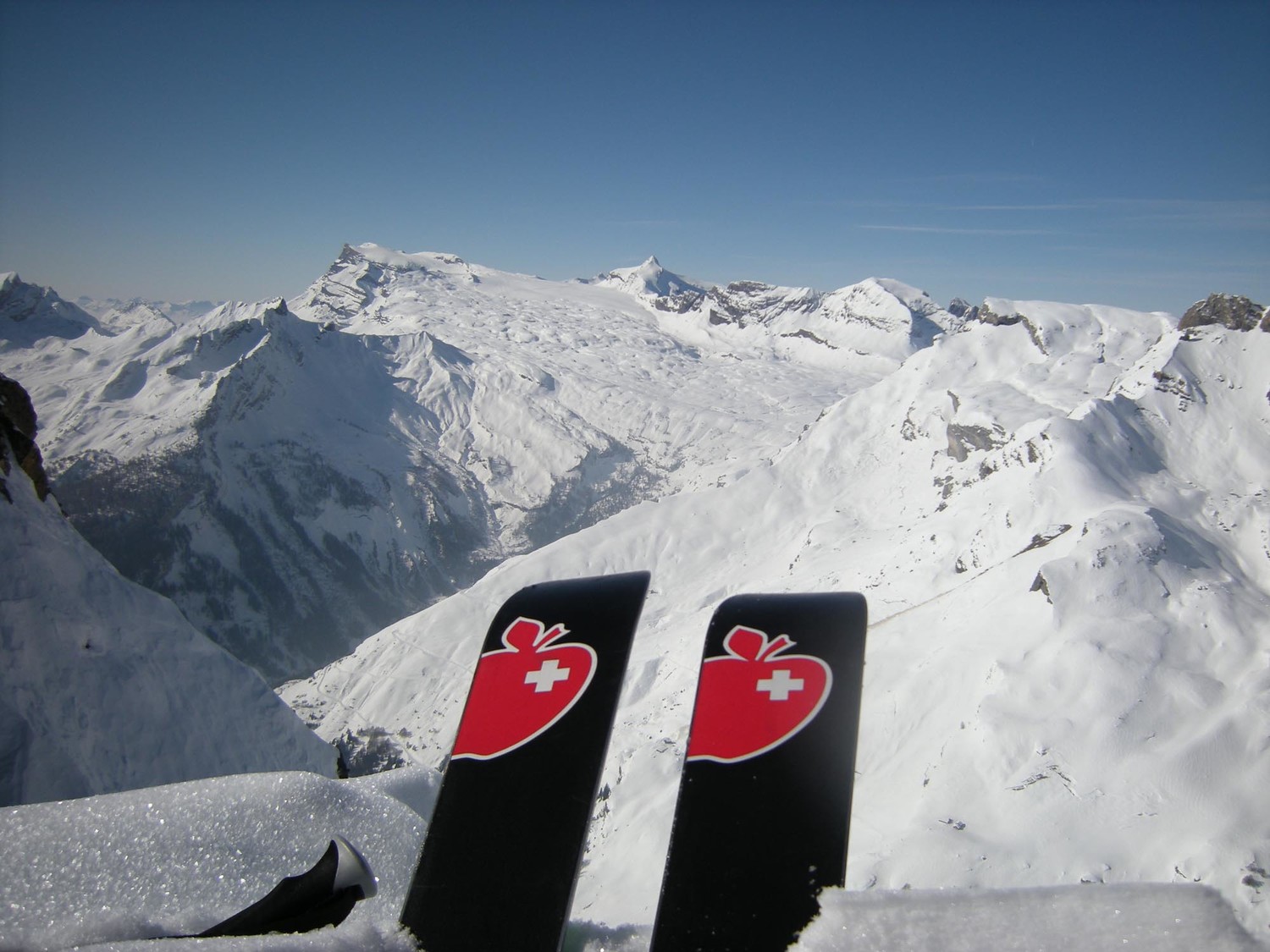 Crêta Besse. Pommes devant Tsanfleuron et Diablerets.