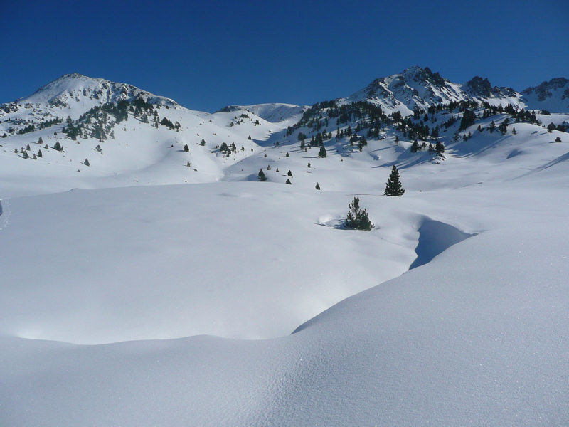 Sous la cabane d'Aygues Cluse: ça reste excellent. Au milieu : le vallon du Gourguet, sommet à droite.