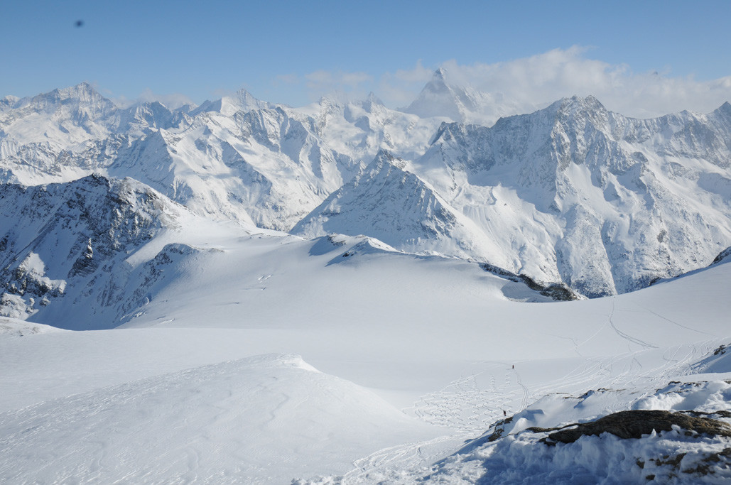 Vue en direction de la Dent Blanche dans les nuages