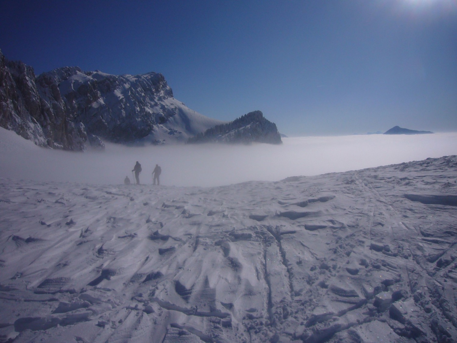 skieurs plongeant dans la brume