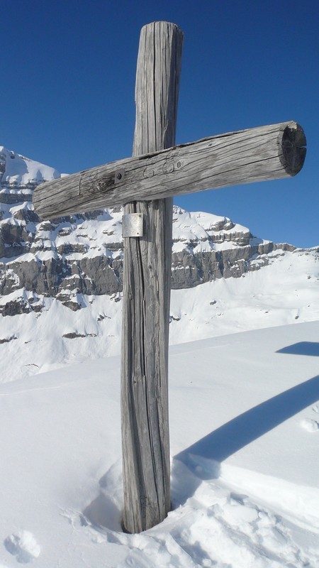 La croix avant le vrai sommet