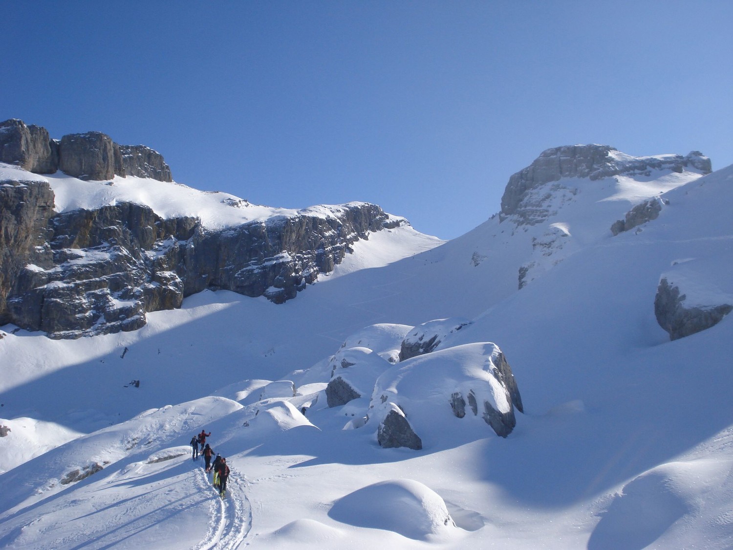 Le couloir NW conduisant au col ; le sommet est juste à gauche