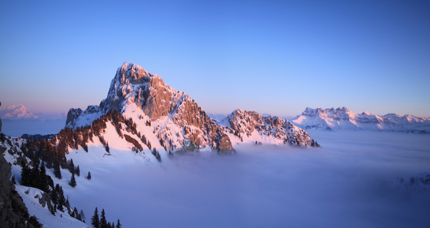 Le Linleu émerge de la mer de nuages