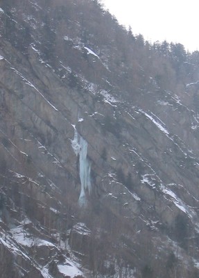 Val di Mello - versant nord au tout début du vallon (Ca' di Carna) Val di Mello - versant nord au tout début du vallon (Ca' di Carna)