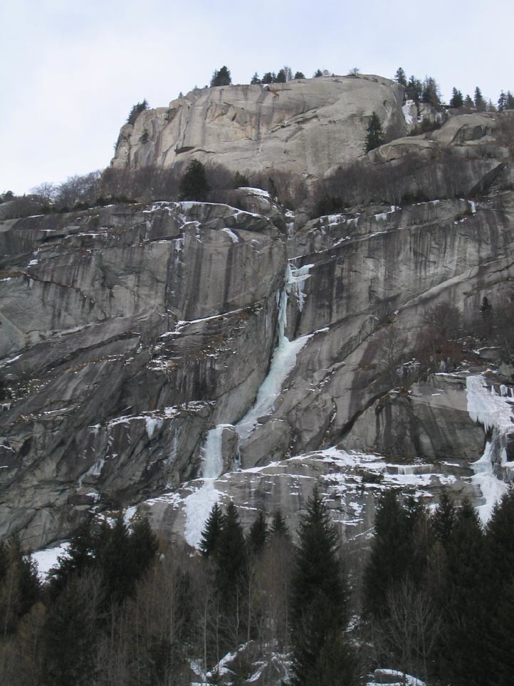 Val di mello - versant sud, au milieu du vallon