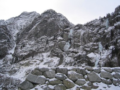 de l'autre côté de la vallée, versant nord, un peu avant Bagni Masino de l'autre côté de la vallée, versant nord, un peu avant Bagni Masino