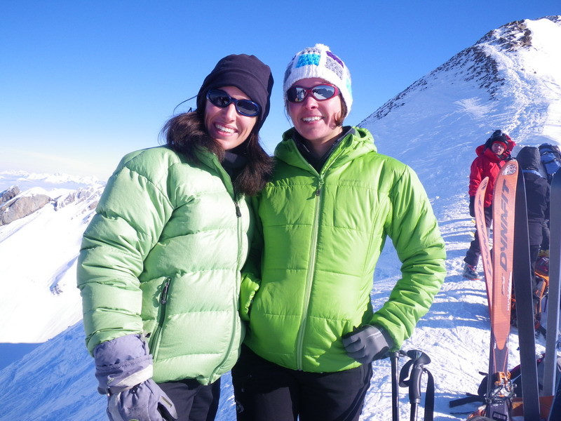 Laure et Céline au sommet de Tête Pelouse (Aravis)