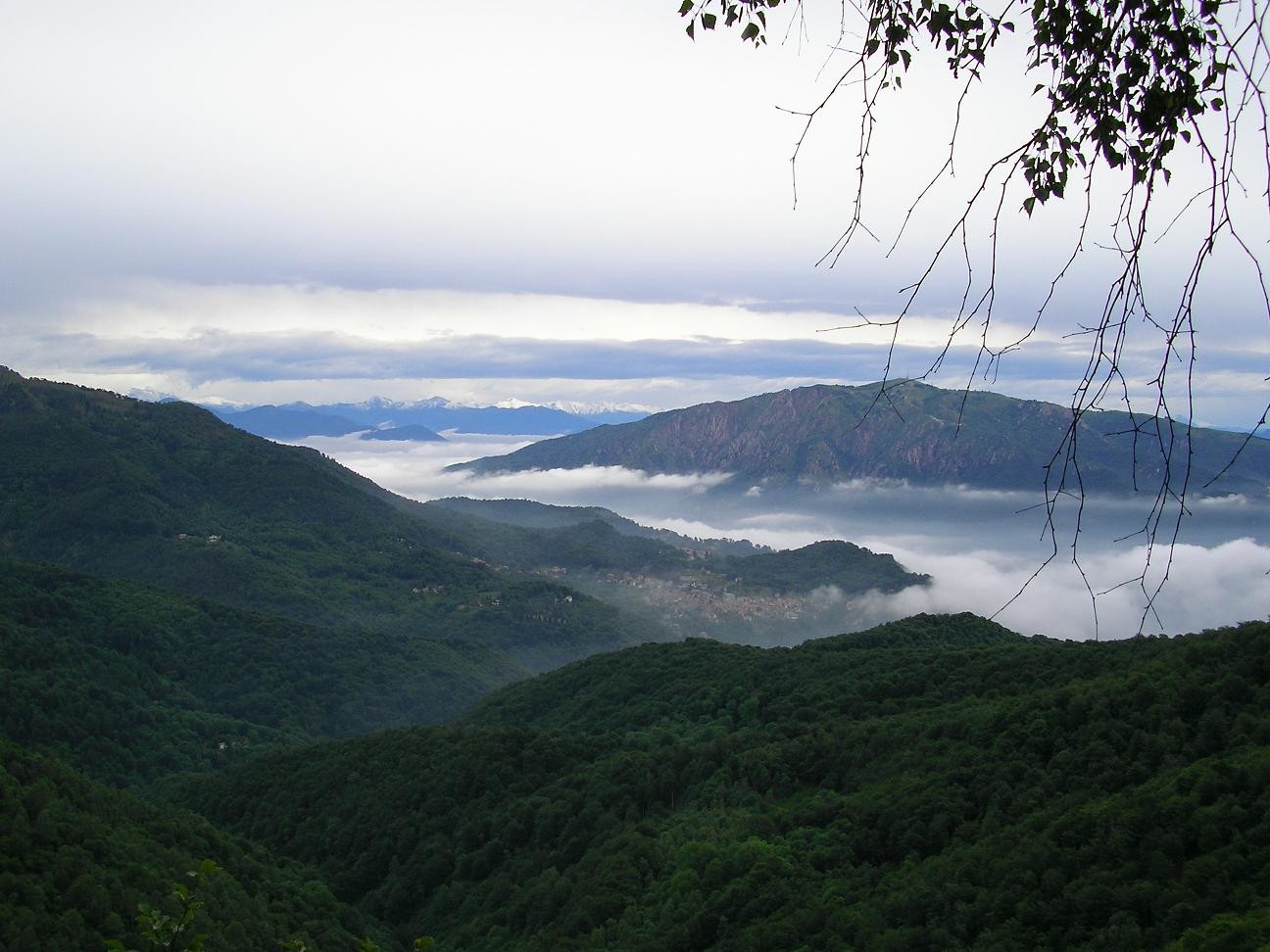 Panorama su Quarna Sotto dalla cima della falesia