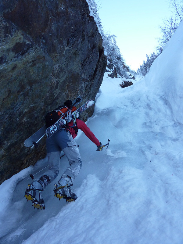 Ressaut en glace pour sortir du Nant Bruyant