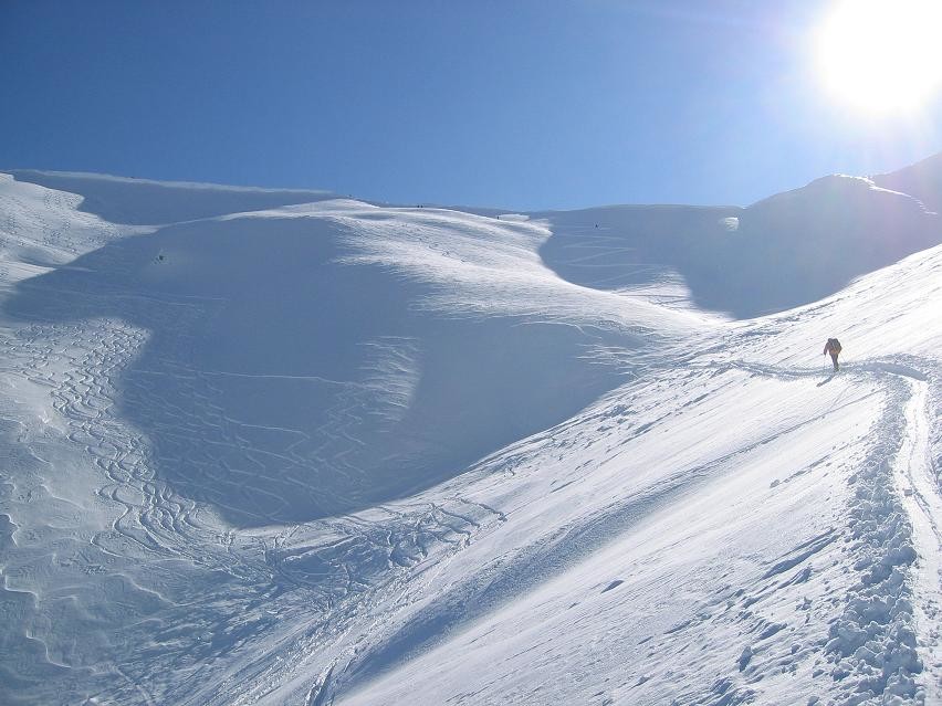 en montant vers col des Arêtes Noirs (2167m)