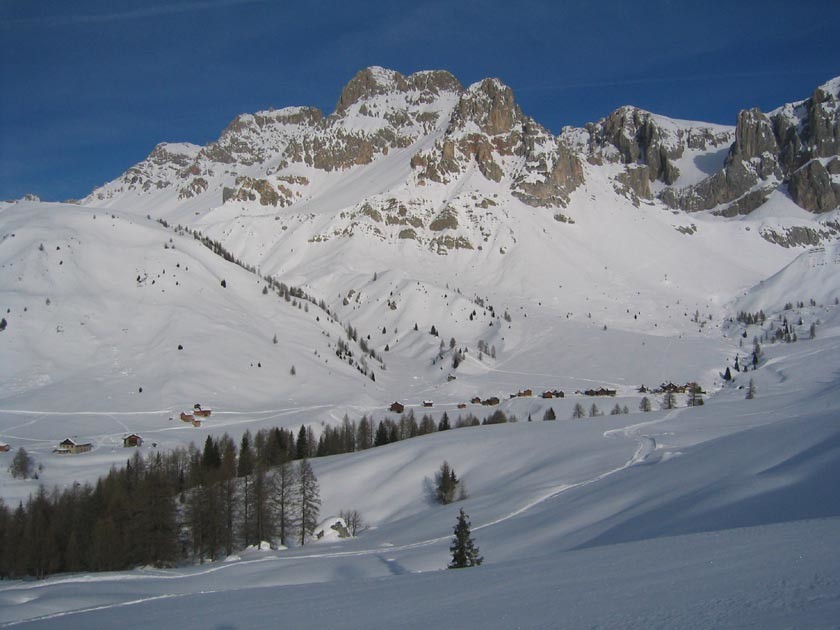 Hameau de Fociade et Rifuggio Fuciade en contrebas à gauche lors de la montée
