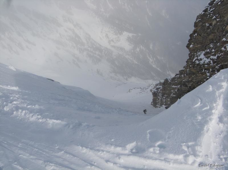 Descente dans le couloir vers Chamosentze sous Comonau