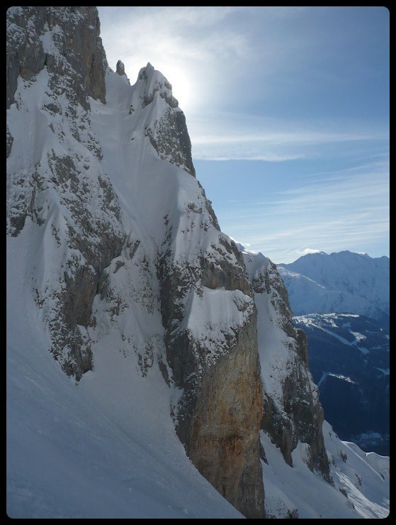 Dans la combe du Vellard, le soleil pointe derrière les contreforts de la Pointe de Barmerousse