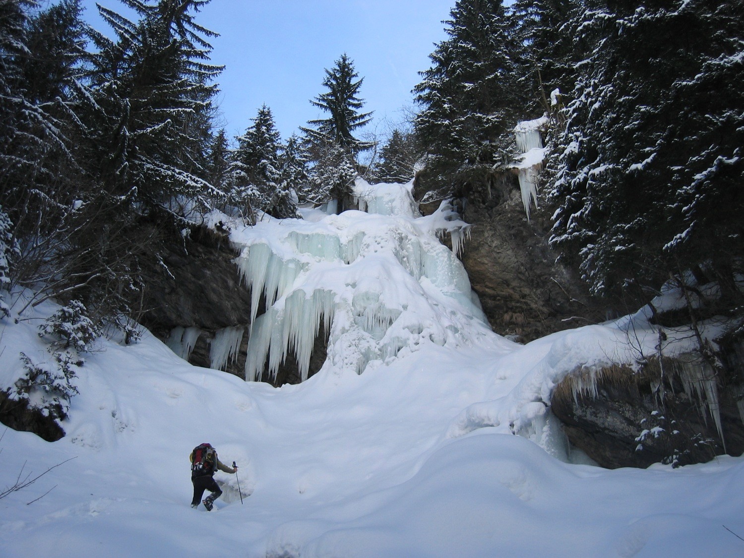 La cascade était pas mal enneigée à notre arrivée