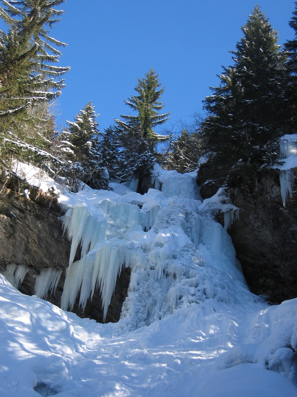 Vue d'ensemble de la cascade des Tinderets