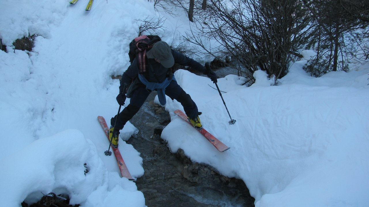 Passage d'un ruisseau à pied sec